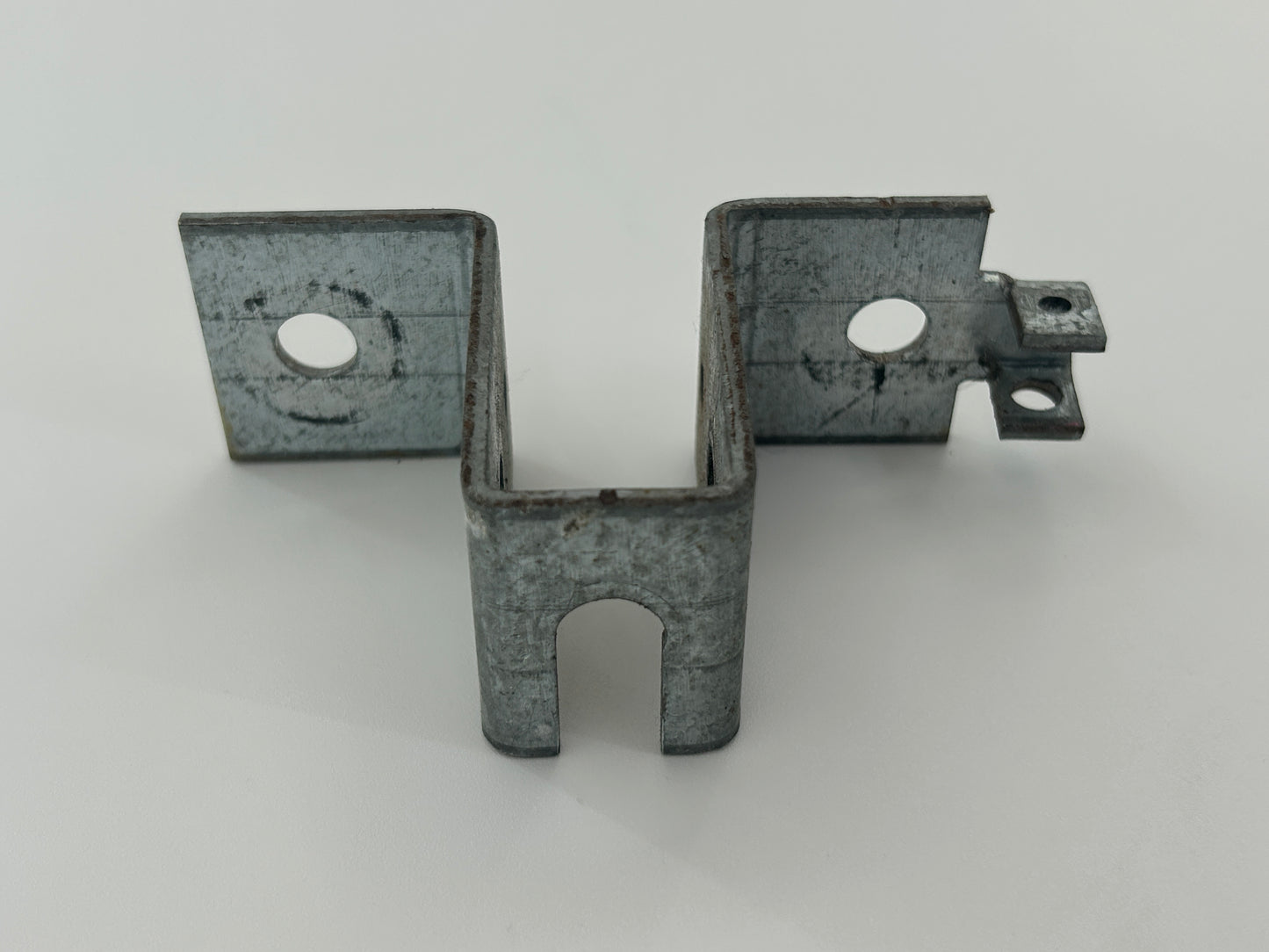 Berner GHT60 Torbefestigung Torwinkel Toranbindern Torbeschlag Torblattwinkel Winkel Halterung Halter Haltewinkel Torbeschlagswinkel Toranschlusskonsole Torverschluss