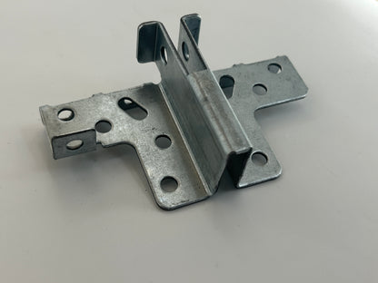 Novoferm Tormatic Novomatic 413 Torbefestigung Torwinkel Toranbindern Torbeschlag Torblattwinkel Winkel Halterung Halter Haltewinkel Torbeschlagswinkel Toranschlusskonsole Torverschluss